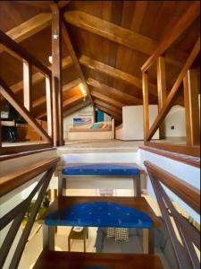 un banco azul en una habitación con techo de madera en Serendipity, en Gaeta