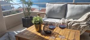 Posezení v ubytování Apartment Cami -Stylish apartment with a beautiful seaview