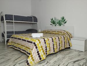- une chambre avec un lit et des lits superposés dans l'établissement Thomas'home, à Comiso