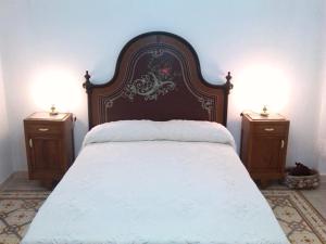 une chambre avec un grand lit et deux tables de chevet dans l'établissement Ex B&B La Bicocca - Via Umberto 15, IUN S1733, à Sorso