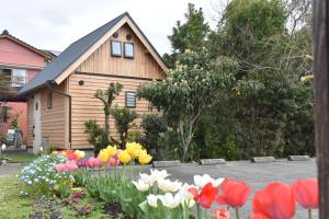 Ein Haus mit einem Haufen Blumen davor in der Unterkunft Guest House Fuku-chan in Kaiyo