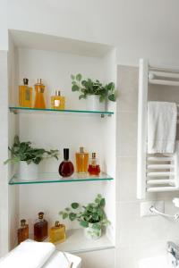 a bathroom with shelves with plants and towels at Residenza Echia in Naples