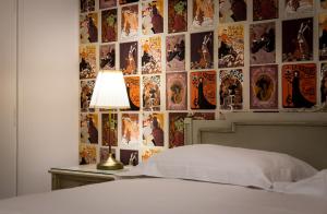 um quarto com uma parede coberta de cartazes de filmes em Glyfada 2 bedrooms 4 persons apartment by MPS em Atenas