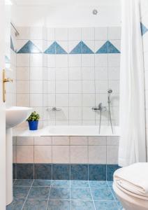 uma casa de banho com uma banheira, um WC e um lavatório. em Glyfada 2 bedrooms 4 persons apartment by MPS em Atenas