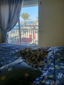 1 dormitorio con 1 cama y vistas a la playa en EL MANZEl 102 en Houmt El Souk