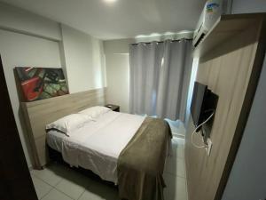 Dormitorio pequeño con cama y TV en Beach Class Excelsior, en Recife