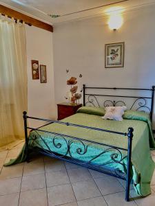 1 dormitorio con 1 cama en una habitación en Pian Del Duca, en Vesime