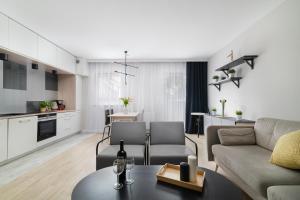 sala de estar con sofá y mesa en EASY RENT Apartments - GUSTO, en Lublin