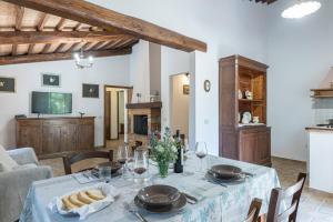 een woonkamer met een tafel, een bank en een tv bij Casina del Bosco in Santo