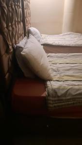 سرير أو أسرّة في غرفة في My place agata Hostel