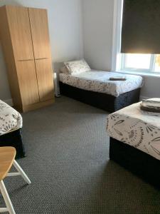 um quarto com duas camas e uma cómoda em The Prince Alfred em Liverpool