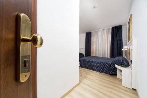 eine offene Tür zu einem Schlafzimmer mit einem Bett in der Unterkunft Alloggi Pontecorvo Liviana in Padua