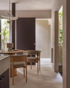 a kitchen and dining room with a table and chairs at Maana Kiyomizu in Gionmachi