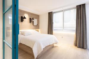 Postel nebo postele na pokoji v ubytování Home2Book Elegant Apartment Santa Cruz Center