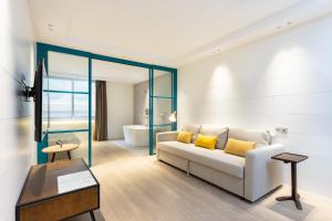 Posezení v ubytování Home2Book Elegant Apartment Santa Cruz Center