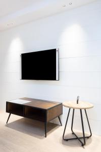 TV a/nebo společenská místnost v ubytování Home2Book Elegant Apartment Santa Cruz Center