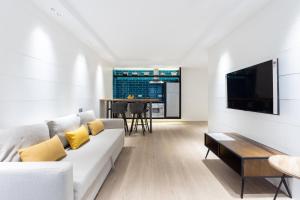 A television and/or entertainment centre at Home2Book Elegant Apartment Santa Cruz Center