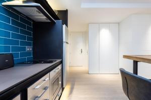 Kuchyň nebo kuchyňský kout v ubytování Home2Book Elegant Apartment Santa Cruz Center