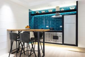 A kitchen or kitchenette at Home2Book Elegant Apartment Santa Cruz Center