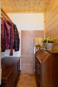 bagno con specchio e mobile con lavabo in legno. di Agriturismo Le Crete - Appartamenti ad Asciano