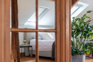 a bedroom with a bed and a window at Ca'Triz in Borgloon