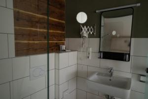 een badkamer met een wastafel en een spiegel bij Kastanienhof Pfettrach in Altdorf