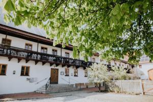 an exterior view of a building with a balcony at Kastanienhof Pfettrach in Altdorf