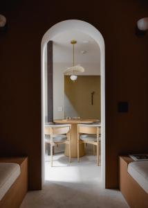 a dining room with a table and a mirror at Maana Kiyomizu in Gionmachi