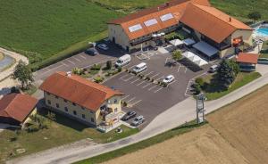 einen Blick über ein Gebäude mit auf einem Parkplatz geparkt in der Unterkunft Pension Weinbauer in Hofkirchen im Traunkreis