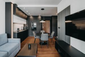 Зона вітальні в Black&White Bukowska18 B Apartment with Balcony and Garage