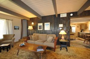 - un salon avec un canapé et une table dans l'établissement Bigfoot Cabin at Pine Mountain Lake, à Groveland