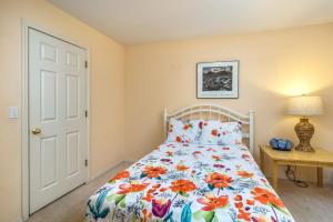 een slaapkamer met een bed met een bloemenbed bij Casa Del Lago near Lake Lodge Beach in Groveland