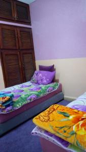 2 Betten nebeneinander in einem Zimmer in der Unterkunft DAKHLA in Ad-Dakhla