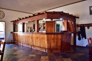 - un bar en bois avec un miroir derrière dans l'établissement Central Hotel Omaruru, à Omaruru