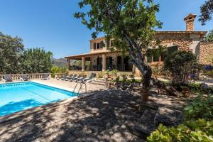 une villa avec piscine et une maison dans l'établissement S'alzinaret, lujosa Villa con piscina, à Bunyola