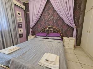 1 dormitorio con 1 cama con sábanas moradas y cortinas moradas en Άνετο, μεγάλο σπίτι κοντά στο μετρό en Pireo