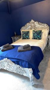 um quarto azul com uma cama com uma parede azul em East Dart Inn em Yelverton