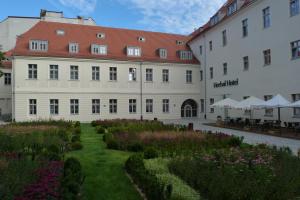 un gran edificio con un jardín delante de él en Herbal Hotel Wrocław, en Wroclaw