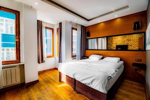 イスタンブールにあるXenia Hotel Taksimのベッドルーム1室(大型ベッド1台、窓2つ付)