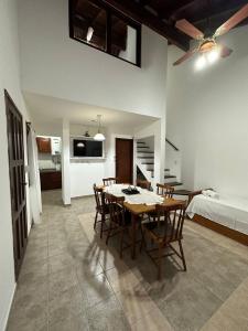 ein Esszimmer mit einem Tisch und Stühlen sowie ein Schlafzimmer in der Unterkunft Encantos del Valle - Santa Rosa de Calamuchita in Santa Rosa de Calamuchita