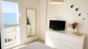 TV a/nebo společenská místnost v ubytování Beach & Calm Apartment