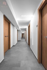 un pasillo de un edificio de oficinas con puertas de madera en Big Apple STS, Nilie Hospitality MGMT, en Tesalónica