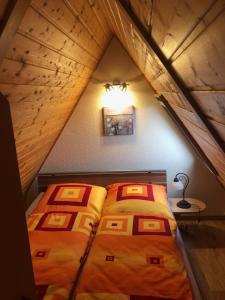 クヴェードリンブルクにあるFerienwohnungen Word 5 Altstadt Quedlinburgのベッドルーム(ベッド2台付)が備わる屋根裏部屋です。