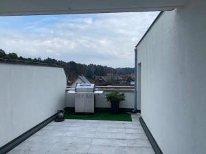 een balkon met uitzicht op een wit gebouw bij Revisit Jantar! Z tarasem in Jantar +5 foto's