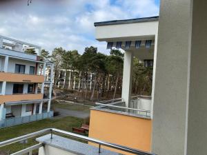 een uitzicht vanaf het balkon van een appartementencomplex bij Revisit Jantar! Z tarasem in Jantar