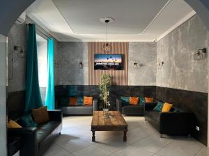 - un salon avec des canapés et une table basse dans l'établissement Palladini Hostel Rome, à Rome