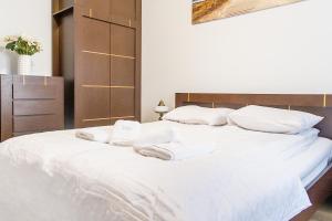 Posteľ alebo postele v izbe v ubytovaní Al-Dom Apartamenty Wiśniowy Ogród z garażem
