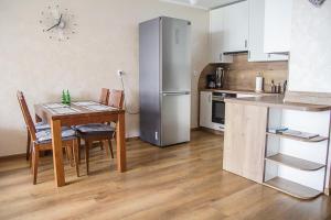 Kuchyňa alebo kuchynka v ubytovaní Al-Dom Apartamenty Wiśniowy Ogród z garażem