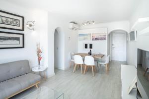 - un salon avec un canapé et une table dans l'établissement CARABELA 93, à Alcúdia