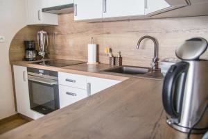 Kuchyňa alebo kuchynka v ubytovaní Al-Dom Apartamenty Wiśniowy Ogród z garażem